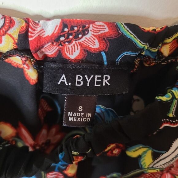 Black Bold Floral Off Shoulder Blouse (NWT) - Picture 5 of 12